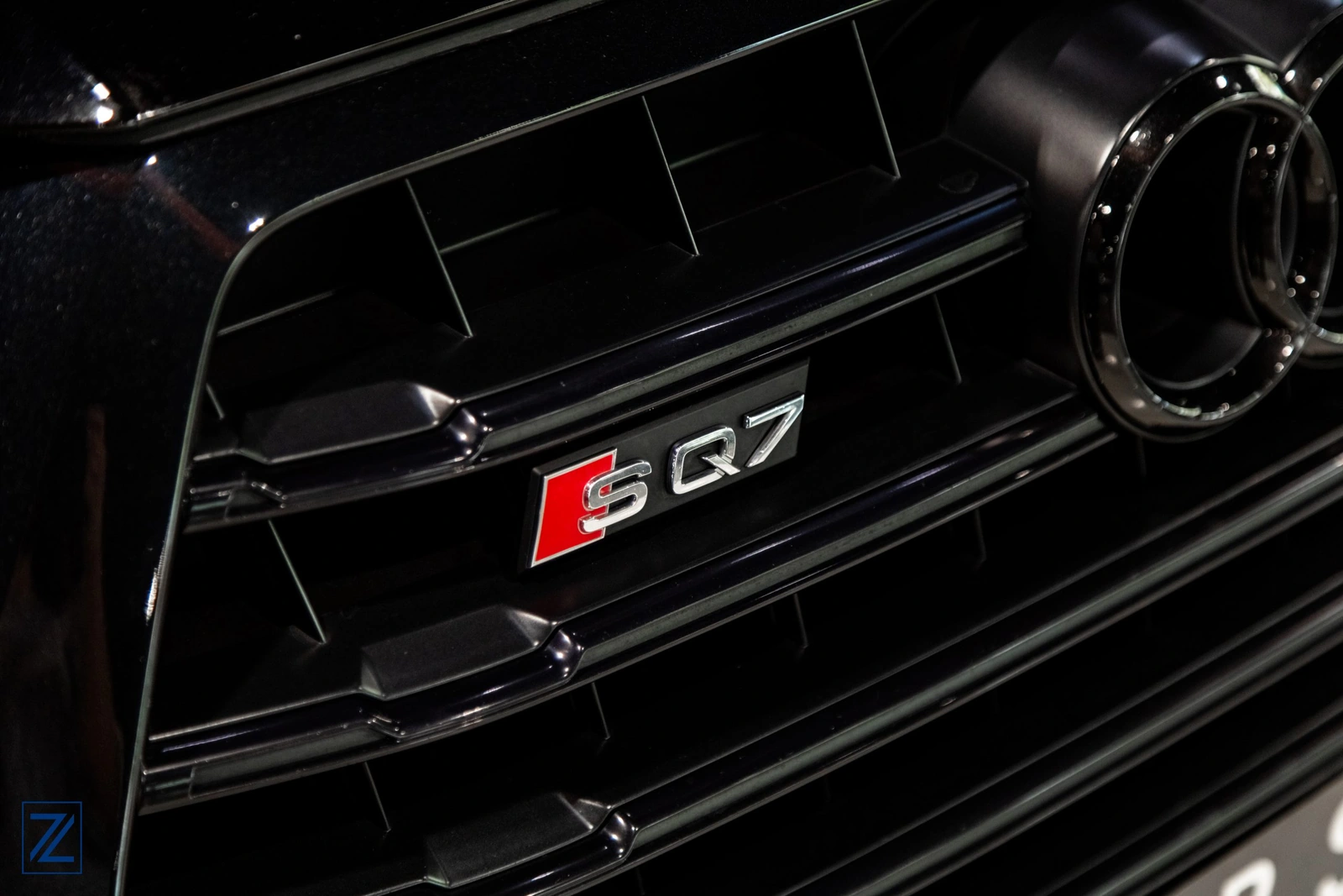 SQ7 grille badge detail