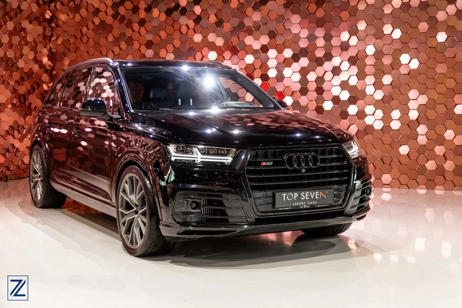Three-quarter view of the Audi SQ7